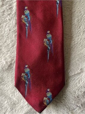 Vintage Briar designer Men's Burgundy Parrot Motif Tie